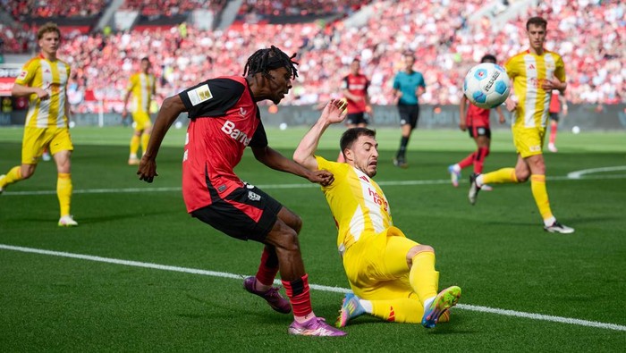 Bundesliga 12 April 2025, North Rhine-Westphalia, Leverkusen: Soccer: Bundesliga, Bayer Leverkusen - 1. FC Union Berlin, Matchday 29, BayArena. Leverkusens Jeremie Frimpong (l) and Unions Josip Juranovic in action. Photo: Bernd Thissen/dpa - IMPORTANT NOTE: In accordance with the regulations of the DFL German Football League and the DFB German Football Association, it is prohibited to utilize or have utilized photographs taken in the stadium and/or of the match in the form of sequential images and/or video-like photo series. (Photo by Bernd Thissen/picture alliance via Getty Images)