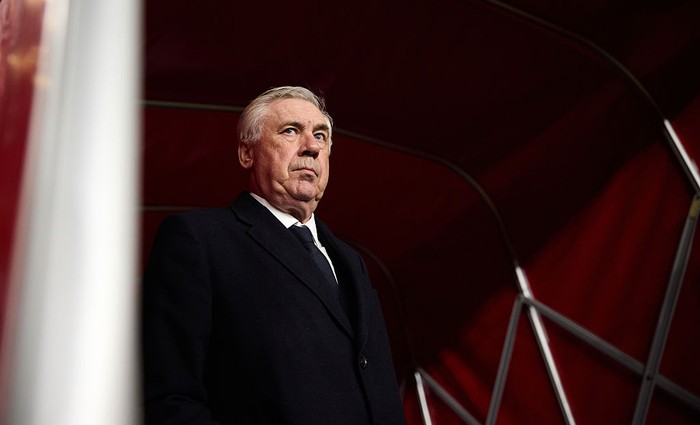 LONDON, ENGLAND - APRIL 08: Manager of Real Madrid Carlo Ancelotti arrives down the tunnel during the UEFA Champions League 2024/25 Quarter Final First Leg match between Arsenal FC and Real Madrid C.F. at Arsenal Stadium on April 08, 2025 in London, England. (Photo by Julian Finney - UEFA/UEFA via Getty Images)