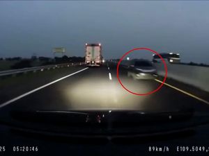 Penampakan Mobil Lawan Arah 13 Km di Tol Pekalongan Berujung Kecelakaan Maut Penampakan Mobil Lawan Arah 13 Km di Tol Pekalongan Berujung Kecelakaan Maut