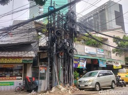 Banyak Kabel Semrawut di Kuningan Jaksel, Warga Sampai Ngeri