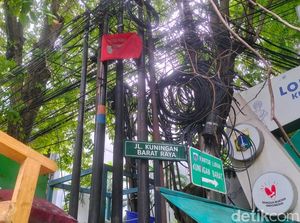 Penampakan Kabel Semrawut di Kuningan Jaksel Bikin Warga Ngeri