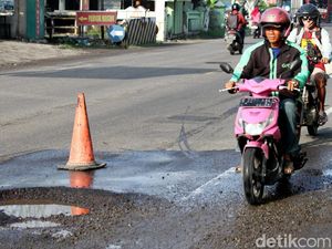 Hati-Hati ! Jalan Bojonegoro-Babat Berlubang Hati-Hati ! Jalan Bojonegoro-Babat Berlubang