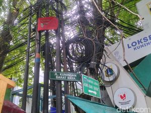 Warga Khawatir Kabel Semrawut di Kuningan Jaksel: Pernah Ada Percikan Api Warga Khawatir Kabel Semrawut di Kuningan Jaksel: Pernah Ada Percikan Api