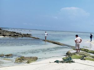 Nelayan Perempuan yang Hilang Biasa Cari Kerang untuk Biaya Sekolah Anak Nelayan Perempuan yang Hilang Biasa Cari Kerang untuk Biaya Sekolah Anak