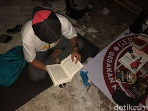 Aksi Persami di DPRD Kalteng: Sempat Bersitegang Sebelum Bubar karena Hujan Aksi Persami di DPRD Kalteng: Sempat Bersitegang Sebelum Bubar karena Hujan