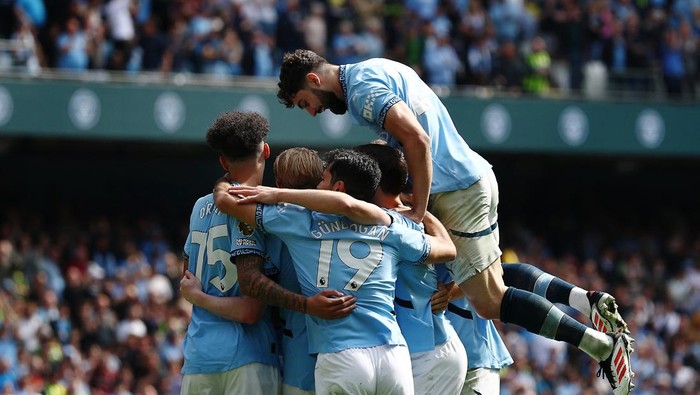 Manchester City Soccer Football - Premier League - Manchester City v Crystal Palace - Etihad Stadium, Manchester, Britain - April 12, 2025 Manchester Citys Mateo Kovacic celebrates scoring their third goal with teammates Action Images via Reuters/Lee Smith EDITORIAL USE ONLY. NO USE WITH UNAUTHORIZED AUDIO, VIDEO, DATA, FIXTURE LISTS, CLUB/LEAGUE LOGOS OR LIVE SERVICES. ONLINE IN-MATCH USE LIMITED TO 120 IMAGES, NO VIDEO EMULATION. NO USE IN BETTING, GAMES OR SINGLE CLUB/LEAGUE/PLAYER PUBLICATIONS. PLEASE CONTACT YOUR ACCOUNT REPRESENTATIVE FOR FURTHER DETAILS..