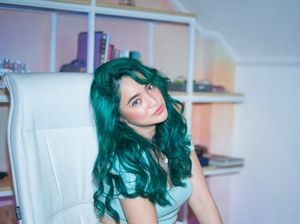 7 Potret Marshanda dengan Rambut Hijau Mentereng, Mirip Sailor Neptunus 7 Potret Marshanda dengan Rambut Hijau Mentereng, Mirip Sailor Neptunus