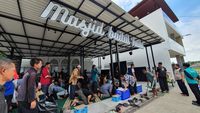 Dari Perut Naik ke Hati, Suasana Makan Gratis di Masjid Baitul Huda Bandung