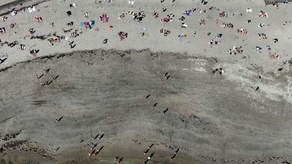 Menikmati Cuaca Hangat Pantai Galway Irlandia