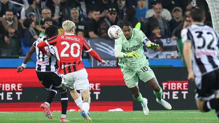 UDINE, ITALY - APRIL 11:  Mike Maignan of AC Milan 
in action during the Serie A match between Udinese and AC Milan at Stadio Friuli on April 11, 2025 in Udine, Italy. (Photo by Claudio Villa/AC Milan via Getty Images)