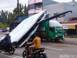 Mobil Ekspedisi di Lubuklinggau Tabrak Papan Reklame hingga Roboh