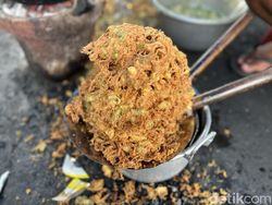Nasi Telur Dadar Kriwil Buatan Mbak Yuni Habiskan 60 Kg Telur per Hari