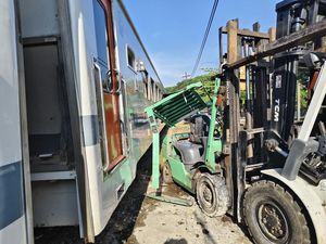 Petaka Forklift Parkir Sembarangan Tertabrak KA Saat Ditinggal Sarapan Petaka Forklift Parkir Sembarangan Tertabrak KA Saat Ditinggal Sarapan