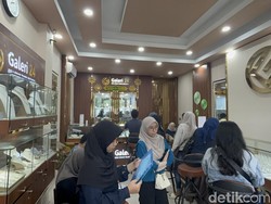 Fenomena Berburu Emas Batangan di Surabaya, Pembeli Rela Antre Sejak Pagi