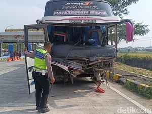 Bus Tabrakan dengan BRV di Tol Pekalongan, Semua Rombongan Bonek Selamat Bus Tabrakan dengan BRV di Tol Pekalongan, Semua Rombongan Bonek Selamat
