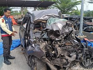 Tabrakan dengan Bus Bonek di Tol Pekalongan, BRV yang Lawan Arah Ringsek Parah Tabrakan dengan Bus Bonek di Tol Pekalongan, BRV yang Lawan Arah Ringsek Parah