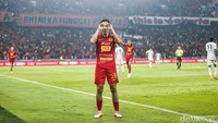 GOL! Persija memecah kebuntuan di babak kedua, tepatnya menit ke-62. Rayhan Hannan yang berhasil menggetarkan jala Persebaya. Tampak Rayhan Hannan melakukan selebrasi usai membobol gawang Ernando Ari.
