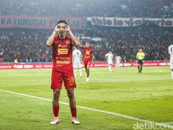 GOL! Persija memecah kebuntuan di babak kedua, tepatnya menit ke-62. Rayhan Hannan yang berhasil menggetarkan jala Persebaya. Tampak Rayhan Hannan melakukan selebrasi usai membobol gawang Ernando Ari.