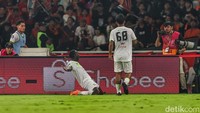 GOL! Persebaya menyamakan kedudukan di menit ke-65. Flavio Silva yang mencatatkan nama di papan skor. Flavio Silva menanduk masuk umpan Toni Firmansyah menjadi gol. Skor berubah 1-1.
