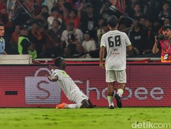 GOL! Persebaya menyamakan kedudukan di menit ke-65. Flavio Silva yang mencatatkan nama di papan skor. Flavio Silva menanduk masuk umpan Toni Firmansyah menjadi gol. Skor berubah 1-1.