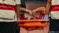 Salah seorang pemain Persija tampak cedera. Foto-foto laga Persija vs Persebaya ini dipotret menggunakan kamera Canon R1 dan Canon 1dx dengan lensa Canon 400mm 1:2.8 L IS II USM dan Canon EF 70-200mm 1:2.8 L IS USM.