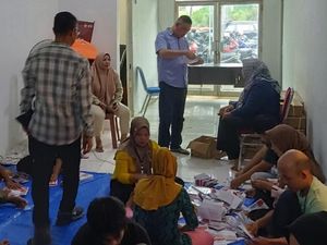 Sortir Lipat Surat Suara PSU Empat Lawang Masih Temukan Kertas Rusak Sortir Lipat Surat Suara PSU Empat Lawang Masih Temukan Kertas Rusak