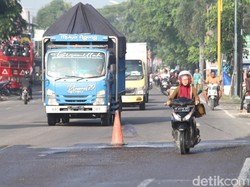 Warga Keluhkan Jalan Nasional Bojonegoro-Babat yang Penuh Lubang