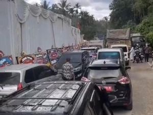 Penampakan Macet di Jalinsum gegara Pesta Nikah Anak Gubernur Sumbar Penampakan Macet di Jalinsum gegara Pesta Nikah Anak Gubernur Sumbar