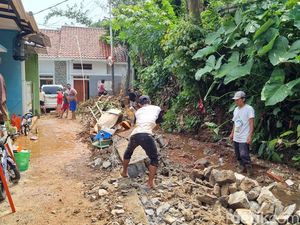 Tembok Panjang Pembatas Tebing Roboh, Air Tumpah Banjiri Rumah Warga Depok