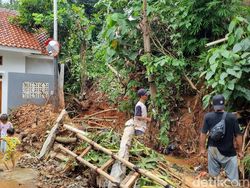 3 Rumah Jebol Akibat Banjir di Depok Kemarin