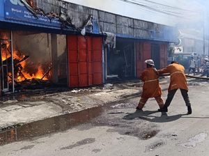 Toko Elektronik di Sikka Terbakar, Kerugian Rp 1,5 Miliar Toko Elektronik di Sikka Terbakar, Kerugian Rp 1,5 Miliar