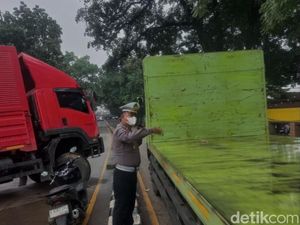 Truk Jeblos ke Selokan di Depok, Polisi Berlakukan Contraflow Urai Kemacetan