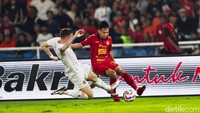 Witan Sulaeman menerima tekel keras dari Slavko Damjanovic. (Foto: Rifkianto Nugroho/detikcom)