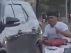 Bang Jago yang Viral Acungkan Pisau dan Sayat Mobil di Pekanbaru Ditangkap