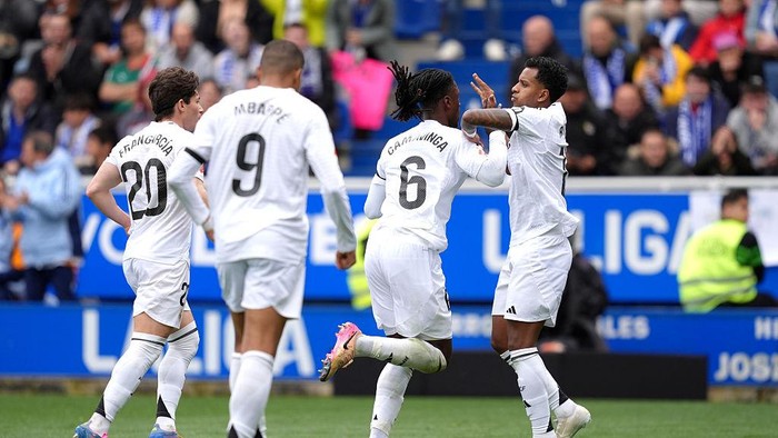 Alaves vs Real Madrid VITORIA-GASTEIZ, SPAIN - APRIL 13: Eduardo Camavinga of Real Madrid celebrates scoring his teams first goal with teammate Rodrygo during the LaLiga match between Deportivo Alaves and Real Madrid CF at Estadio de Mendizorroza on April 13, 2025 in Vitoria-Gasteiz, Spain. (Photo by Juan Manuel Serrano Arce/Getty Images)