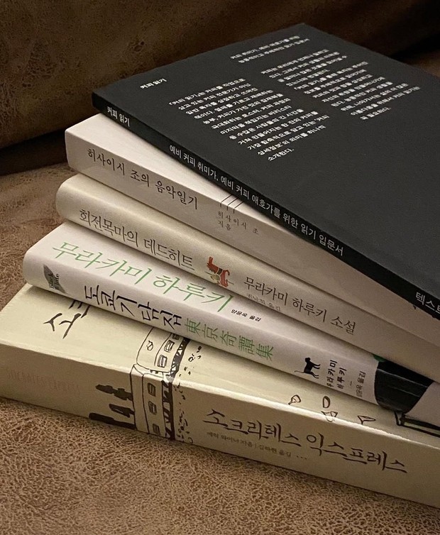 Beberapa buku yang dipotret oleh Cha Woo Min / Foto : Instagram.com/_imnnin Beberapa buku yang dipotret oleh Cha Woo Min / Foto : Instagram.com/_imnnin