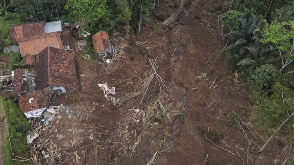 Tujuh Rumah Rusak Diterjang Tanah Longsor di Ciamis