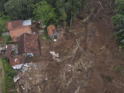 Tujuh Rumah Rusak Diterjang Tanah Longsor di Ciamis