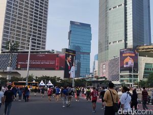 Warga Berolahraga Lagi di CFD Bundaran HI Bakar Kalori Opor Usai Lebaran Warga Berolahraga Lagi di CFD Bundaran HI Bakar Kalori Opor Usai Lebaran