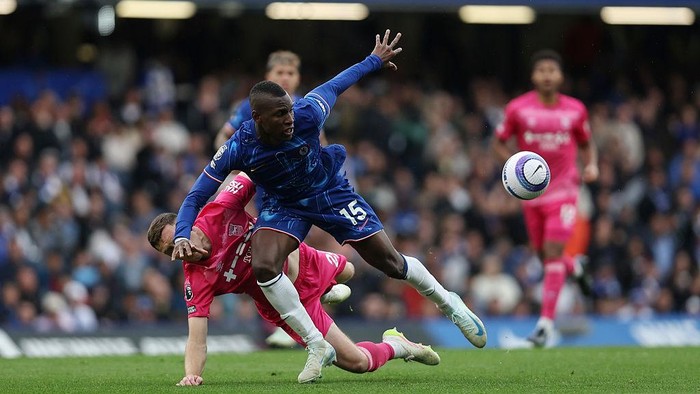 chelsea vs ipswich town liga inggris premier league nicolas jackson george hirst LONDON, ENGLAND - APRIL 13: Nicolas Jackson of Chelsea clashes with George Hirst of Ipswich Town during the Premier League match between Chelsea FC and Ipswich Town FC at Stamford Bridge on April 13, 2025 in London, England. (Photo by Chris Lee - Chelsea FC/Chelsea FC via Getty Images)