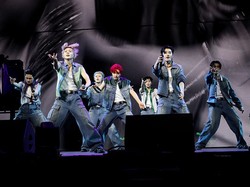 Gaya ENHYPEN Berbalut Jaket Denim Prada, Tampil Memukau di Coachella 2025