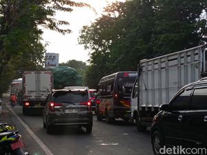Jalur Pantura Probolinggo Macet Parah gegara Lubang di Jembatan Pajarakan Jalur Pantura Probolinggo Macet Parah gegara Lubang di Jembatan Pajarakan