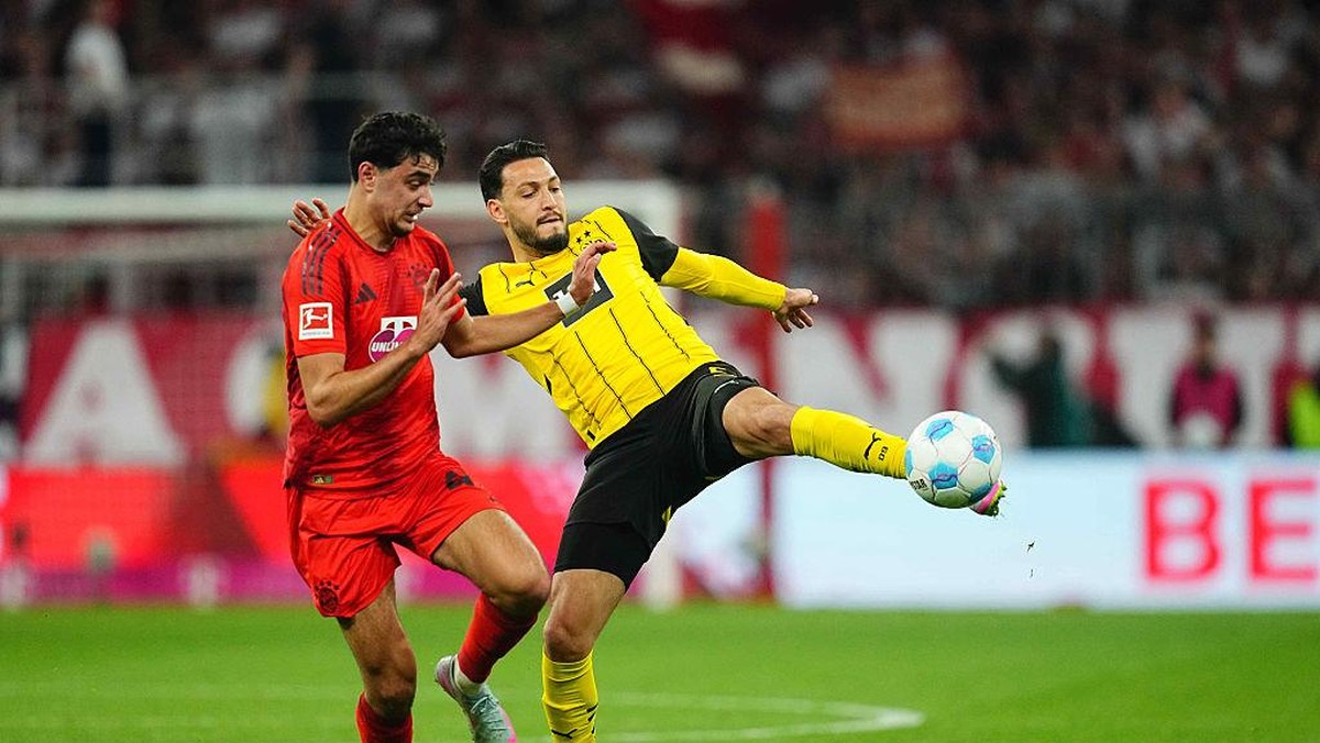 Josip Stanisic (kiri) dari Bayern Munich berduel dengan Ramy Bensebaini. Foto: NurPhoto via Getty Images/NurPhoto