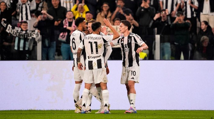 Juventus Kenan Yildiz, right, celebrates scoring during the Serie A soccer match between Juventus and Lecce at the Juventus Stadium in Turin, Italy, Saturday April 12, 2025. (Fabio Ferrari/LaPresse via AP)