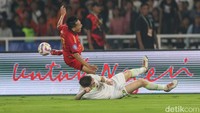 Winger berusia 23 tahun itu mendapatkan hantaman di bagian engkel kiri. (Foto: Rifkianto Nugroho/detikcom)