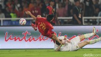 Mantan pemain Lechia Gdansk itu sampai terpental. (Foto: Rifkianto Nugroho/detikcom)