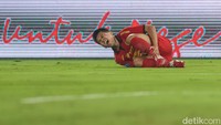 Witan tampak mengerang kesakitan sambil memegangi kakinya. (Foto: Rifkianto Nugroho/detikcom)