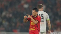 Witan kemudian tidak mampu melanjutkan permainan dan digantikan oleh Muhammad Rayhan Hannan, yang kemudian mecetak gol untuk Persija. (Foto: Rifkianto Nugroho/detikcom)