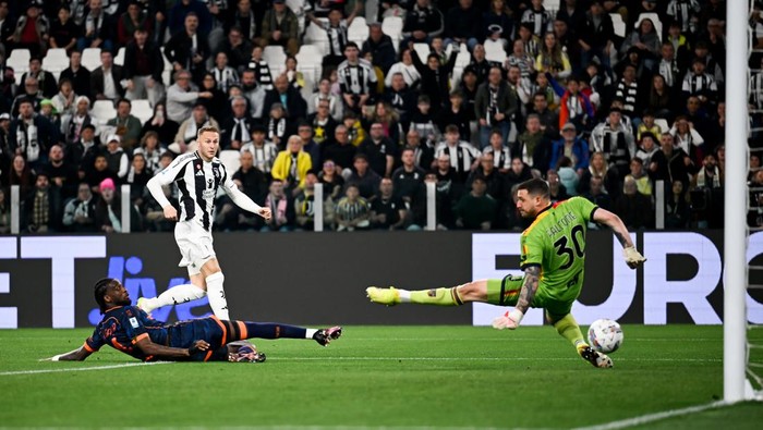 TURIN, ITALY - APRIL 12: Teun Koopmeiners of Juventus scores his teams first goal during the Serie A match between Juventus and Lecce at Allianz Stadium on April 12, 2025 in Turin, Italy. (Photo by Daniele Badolato - Juventus FC/Juventus FC via Getty Images)