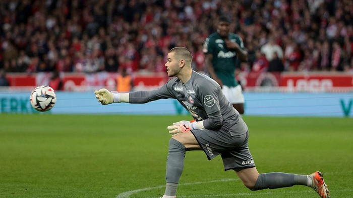 Lucas Chevalier LILLE, FRANCE - MARCH 30: Lille goalkeeper Lucas Chevalier during the Ligue 1 football match between Lille OSC (LOSC) and Racing Club de Lens (RC Lens, RCL) at Stade Pierre Mauroy, Decathlon Arena on March 30, 2025 in Villeneuve d'Ascq near Lille, France. (Photo by Jean Catuffe/Getty Images)